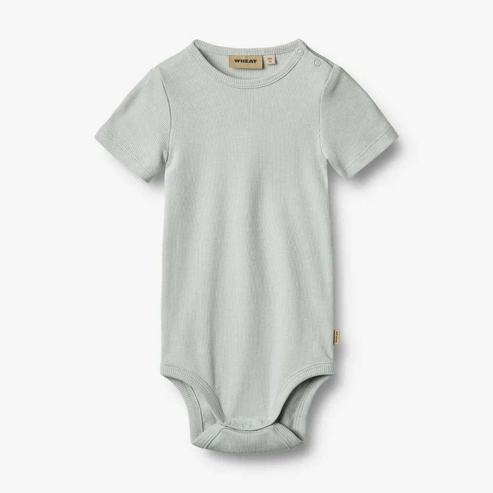 wheat-timo-ripp-body-kurzarm-soft-blue-bio-baumwolle image 1