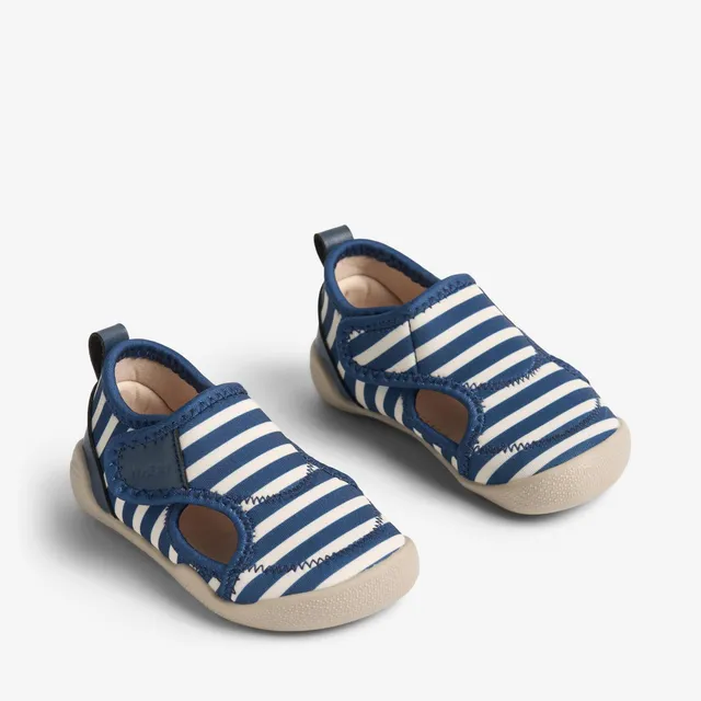 wheat-swirl-badeschuhe-indigo-stripe-neopren-klett image 1