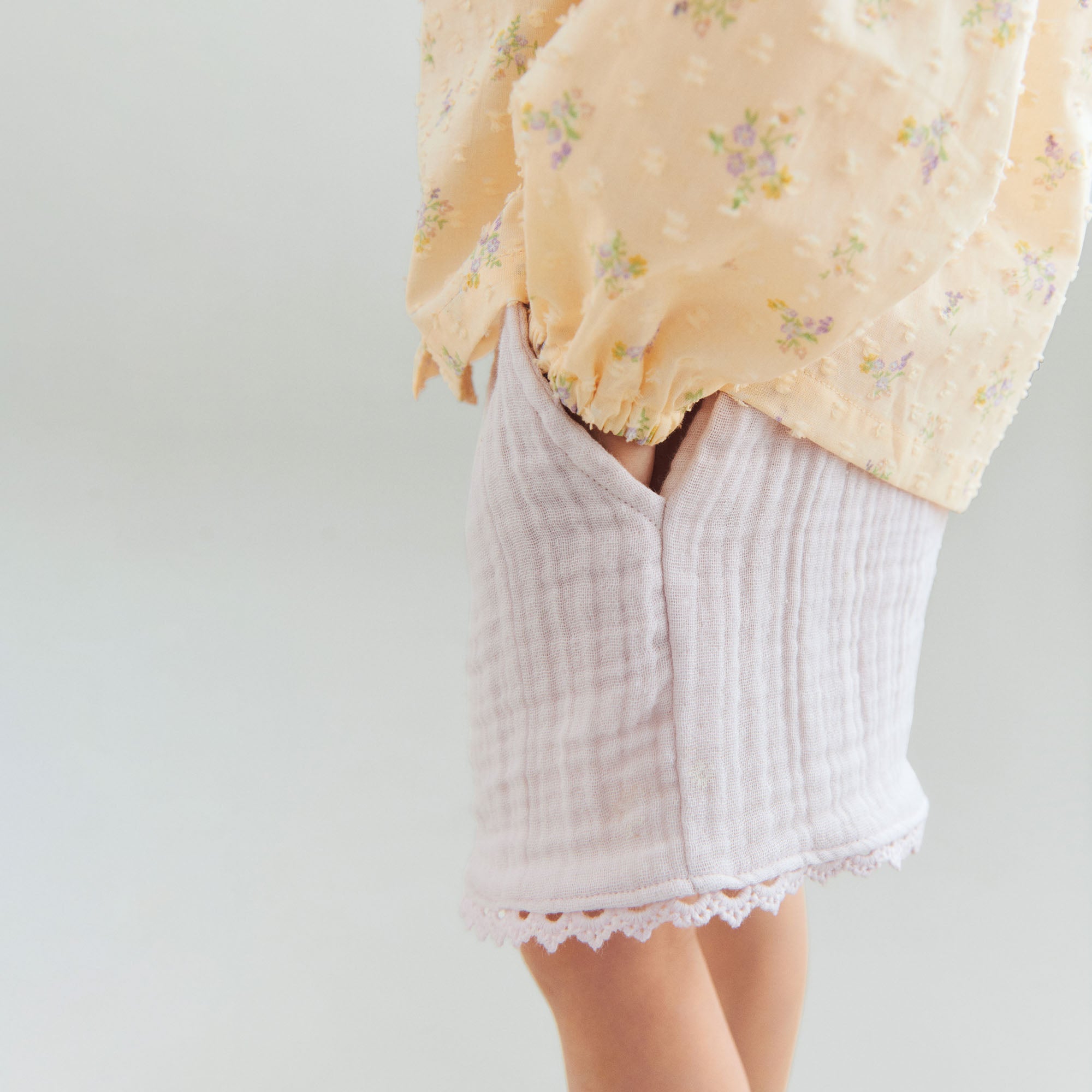 wheat-eileen-shorts-purple-light-flowers-bio-baumwolle image 3