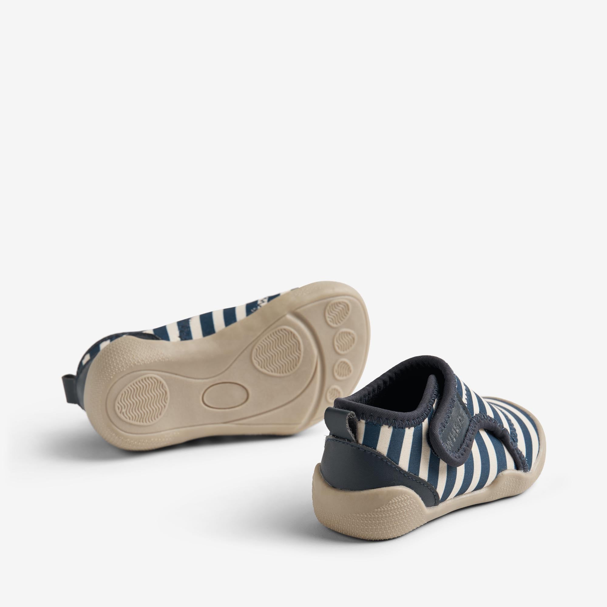 wheat-shawn-badeschuhe-indigo-stripe-barfu-neopren image 3