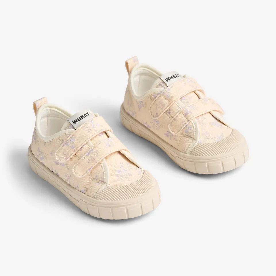 wheat-bobbie-sneaker-barely-apricot-flowers-bio-baumwolle image 1