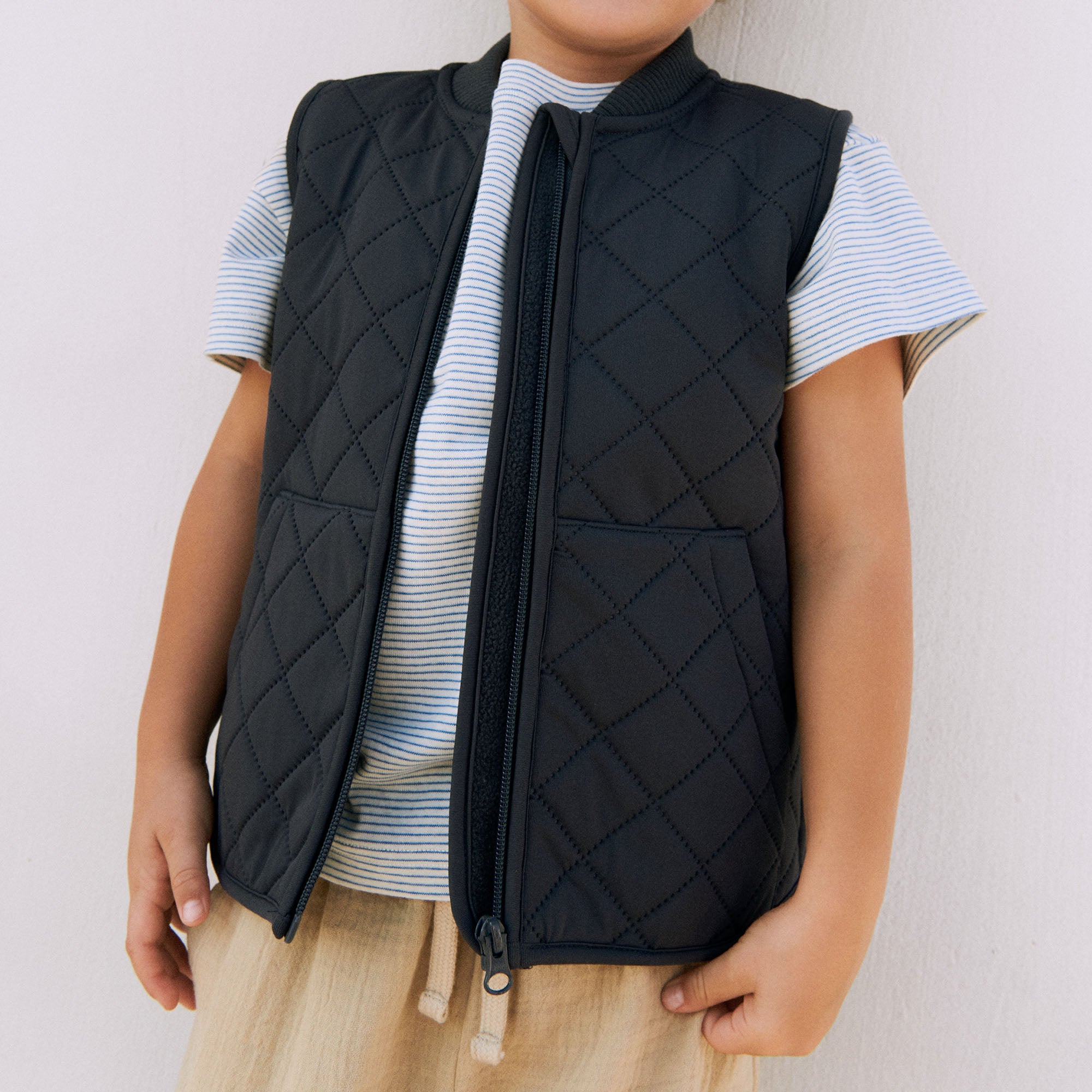 wheat-outerwear-thermoweste-ede-ink-recyceltes-polyester image 4