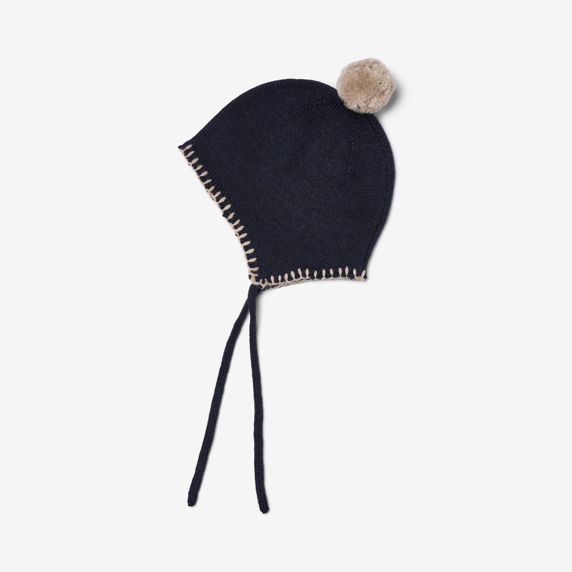 wheat-pomma-strickm-tze-navy-merinowolle-mit-bommel image 1