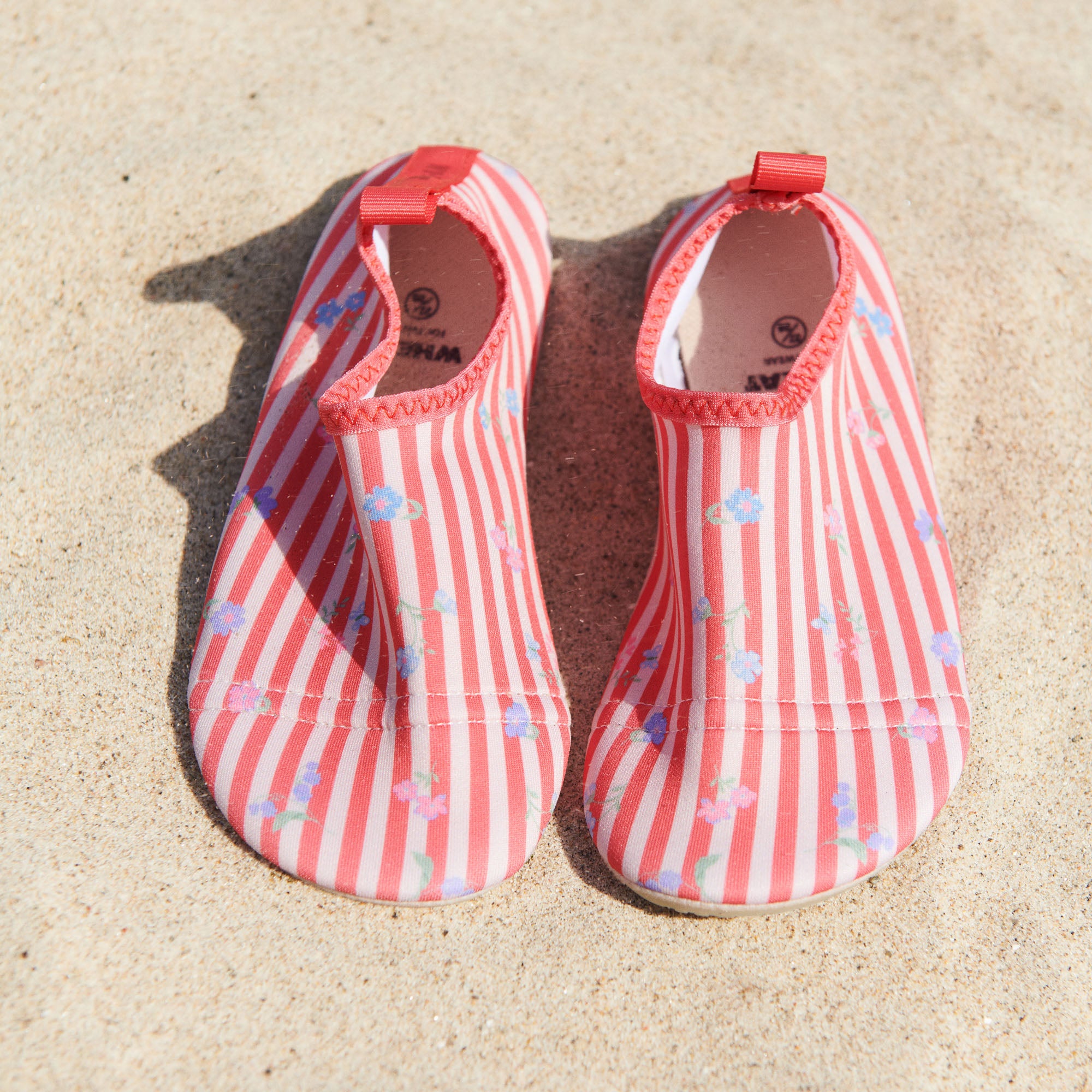 wheat-dolphin-schwimmschuh-red-stripe-flowers-barefoot image 3