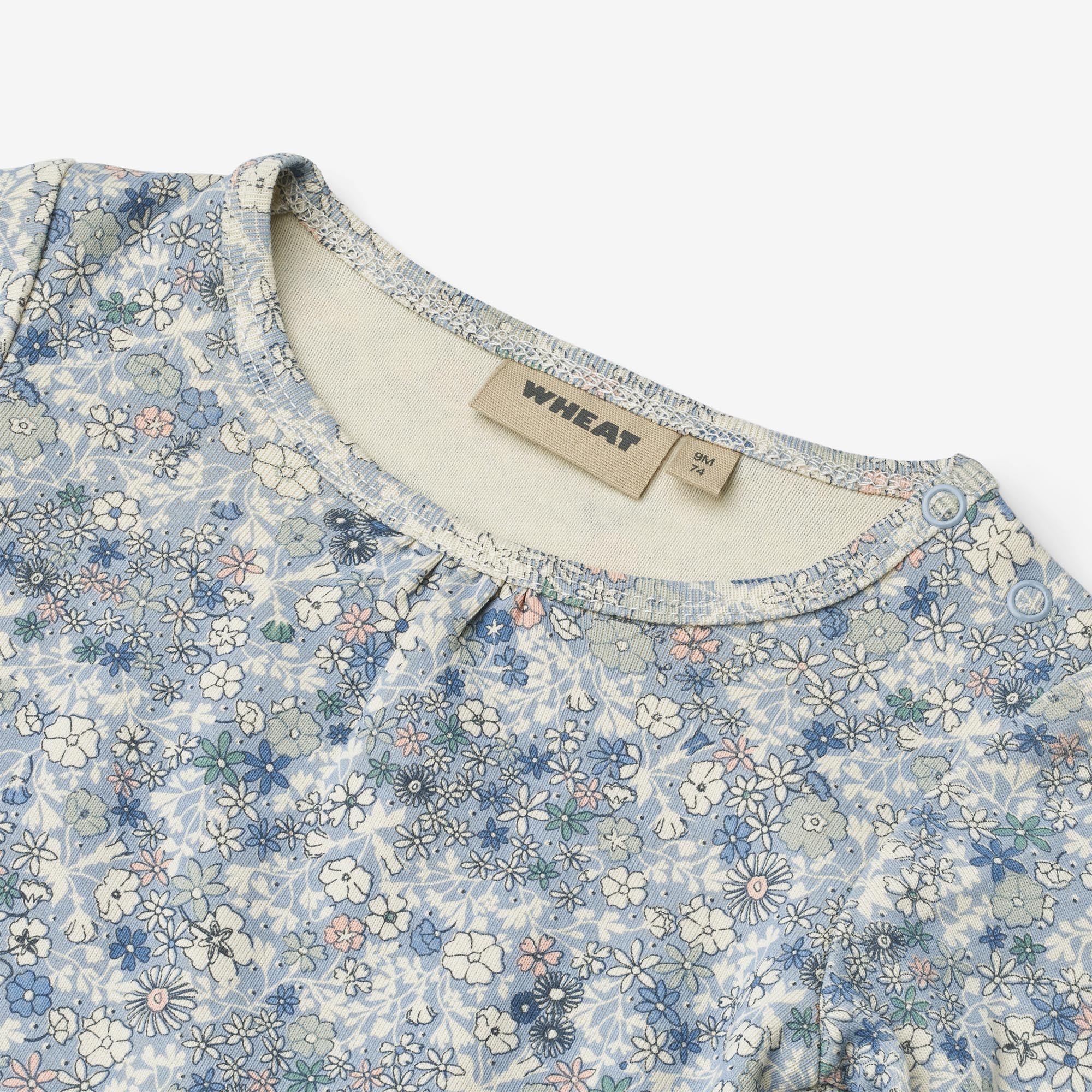 wheat-elmine-body-langarm-baby-blue-summer-flowers-bio-baumwolle image 3