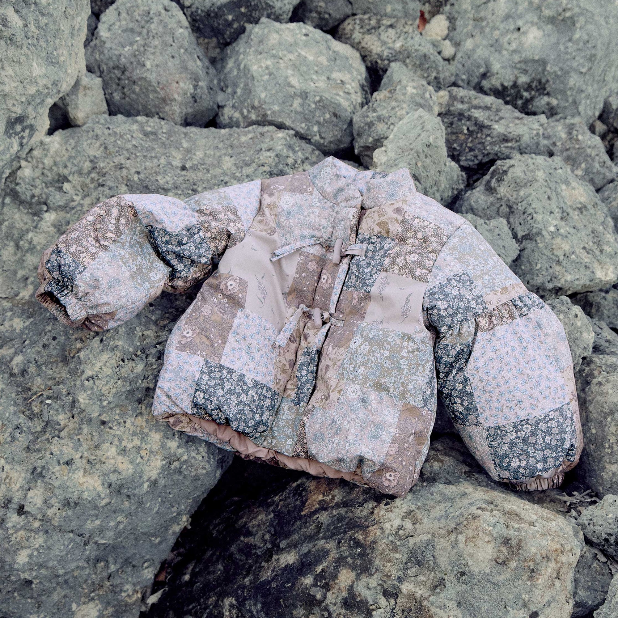 wheat-zallie-puffer-jacke-patchwork-flowers-wasserdicht image 2
