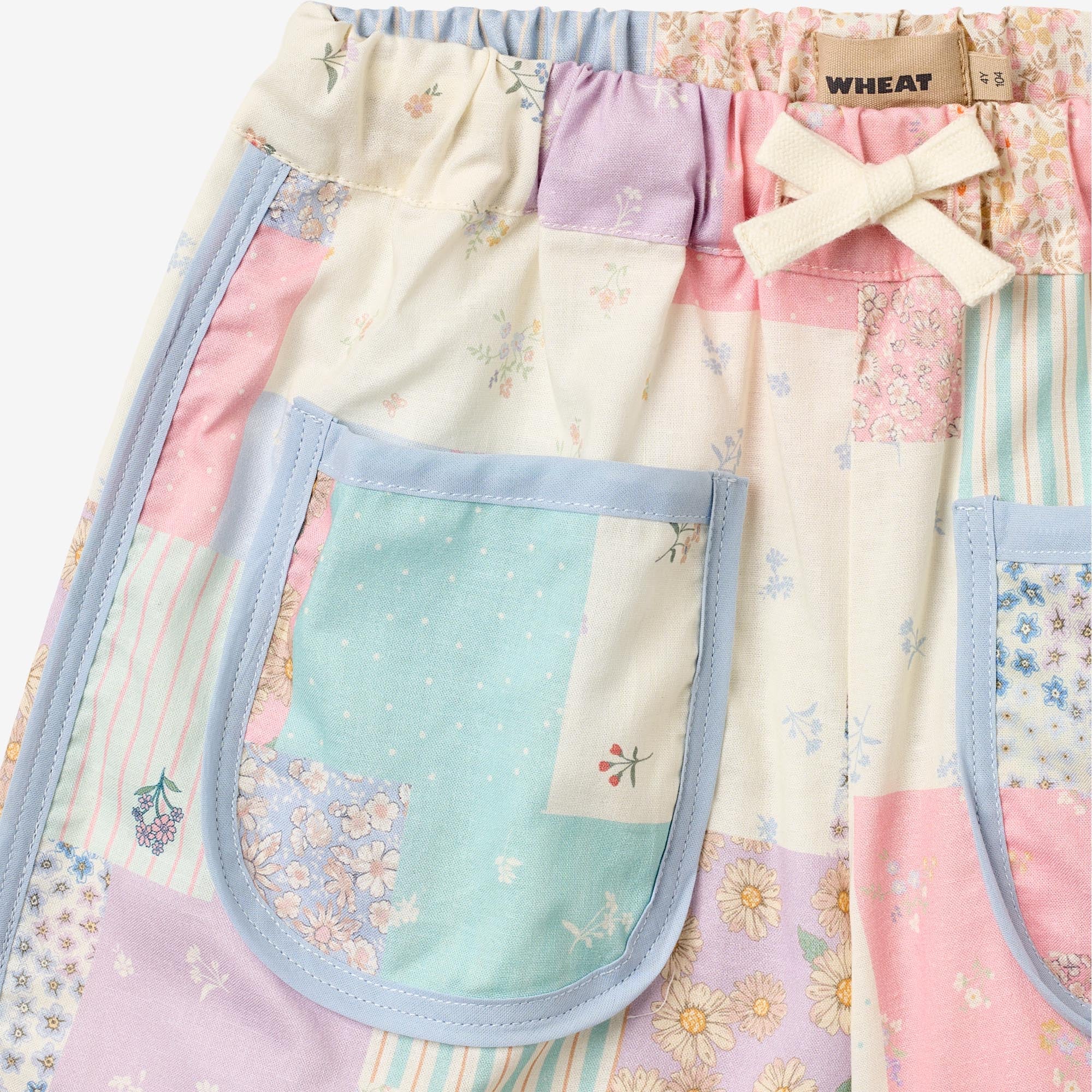 wheat-shorts-carrie-kindershorts-patchwork-flowers-bio-baumwolle image 4
