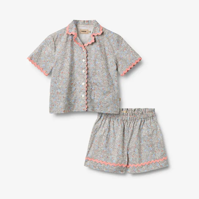 wheat-set-vilma-bluse-shorts-air-blue-flowers-bio-baumwolle image 1