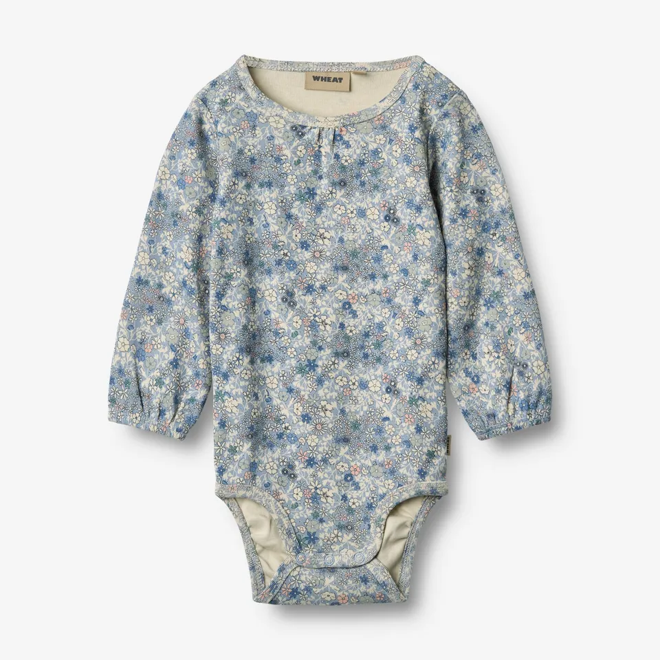 wheat-elmine-body-langarm-baby-blue-summer-flowers-bio-baumwolle image 1
