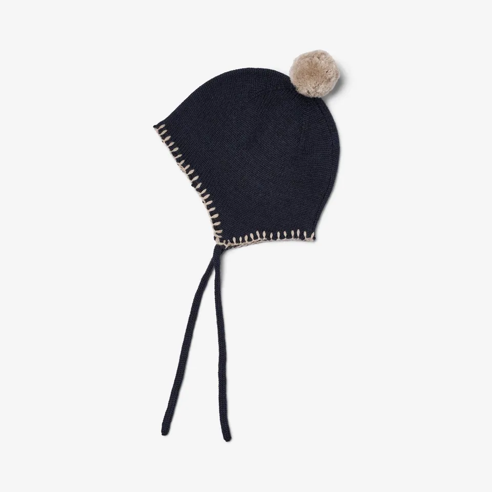 wheat-pomma-strickm-tze-navy-merinowolle-mit-bommel image 1