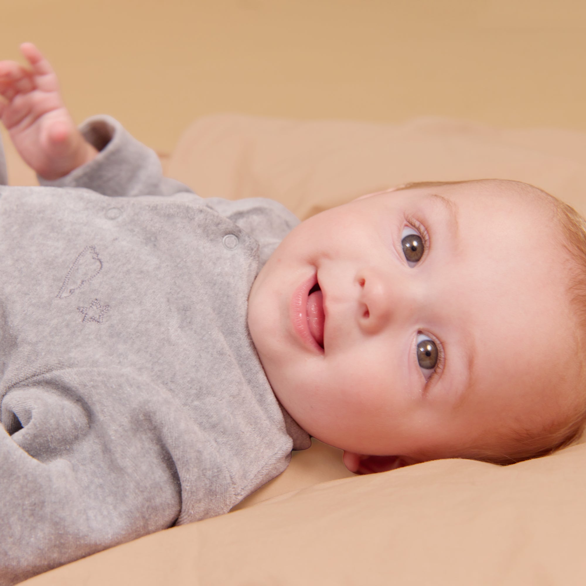 wheat-avery-strampler-babyoverall-melange-grey-bio image 3