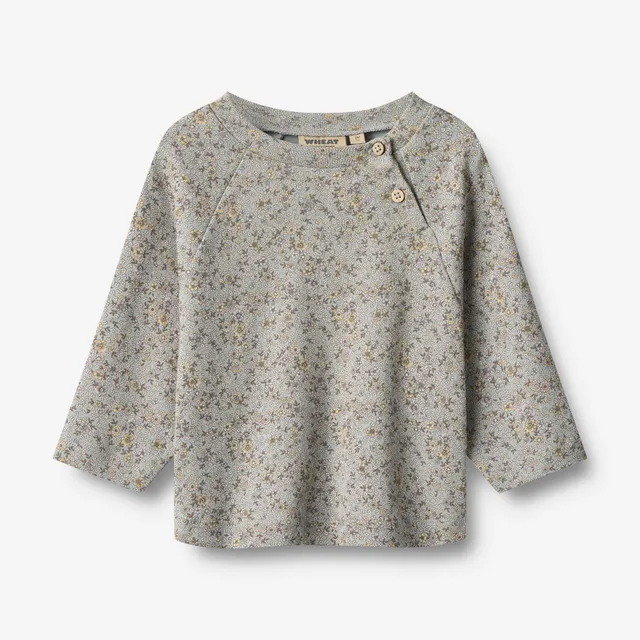 wheat-darrin-langarmshirt-slightly-blue-flowers-bio-baumwolle image 1