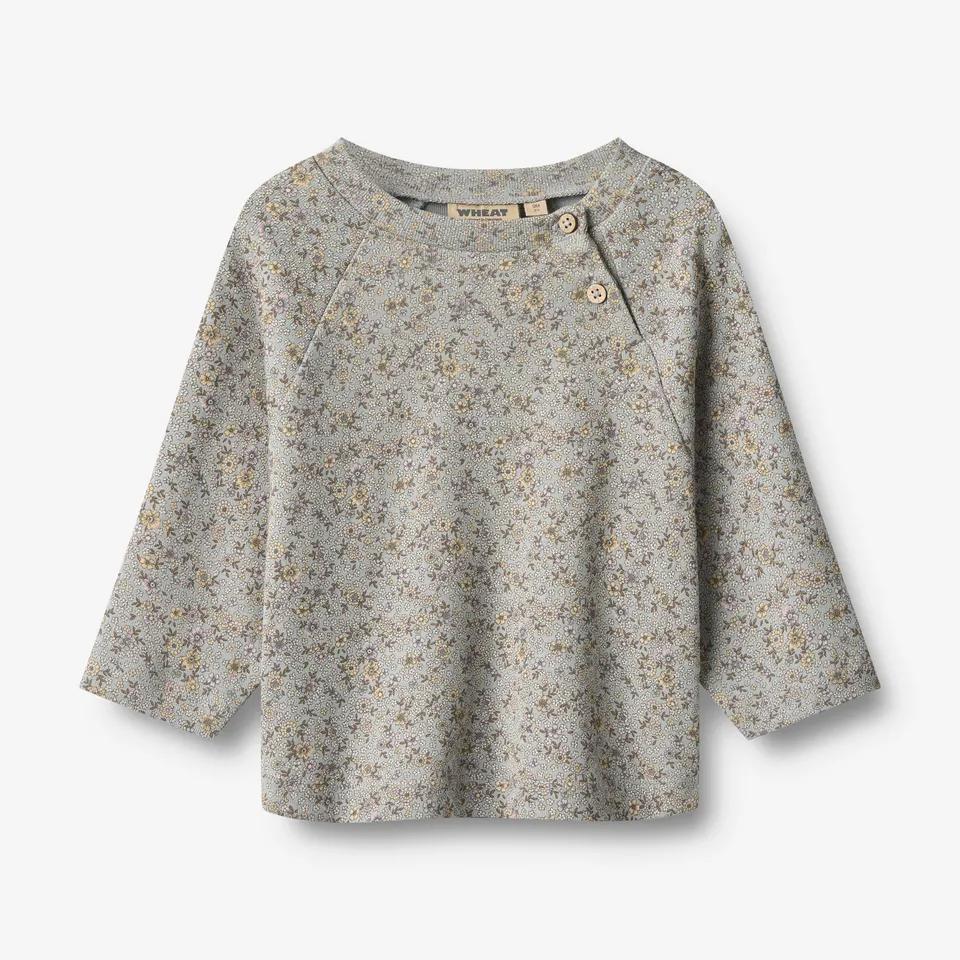 wheat-darrin-langarmshirt-slightly-blue-flowers-bio-baumwolle image 1