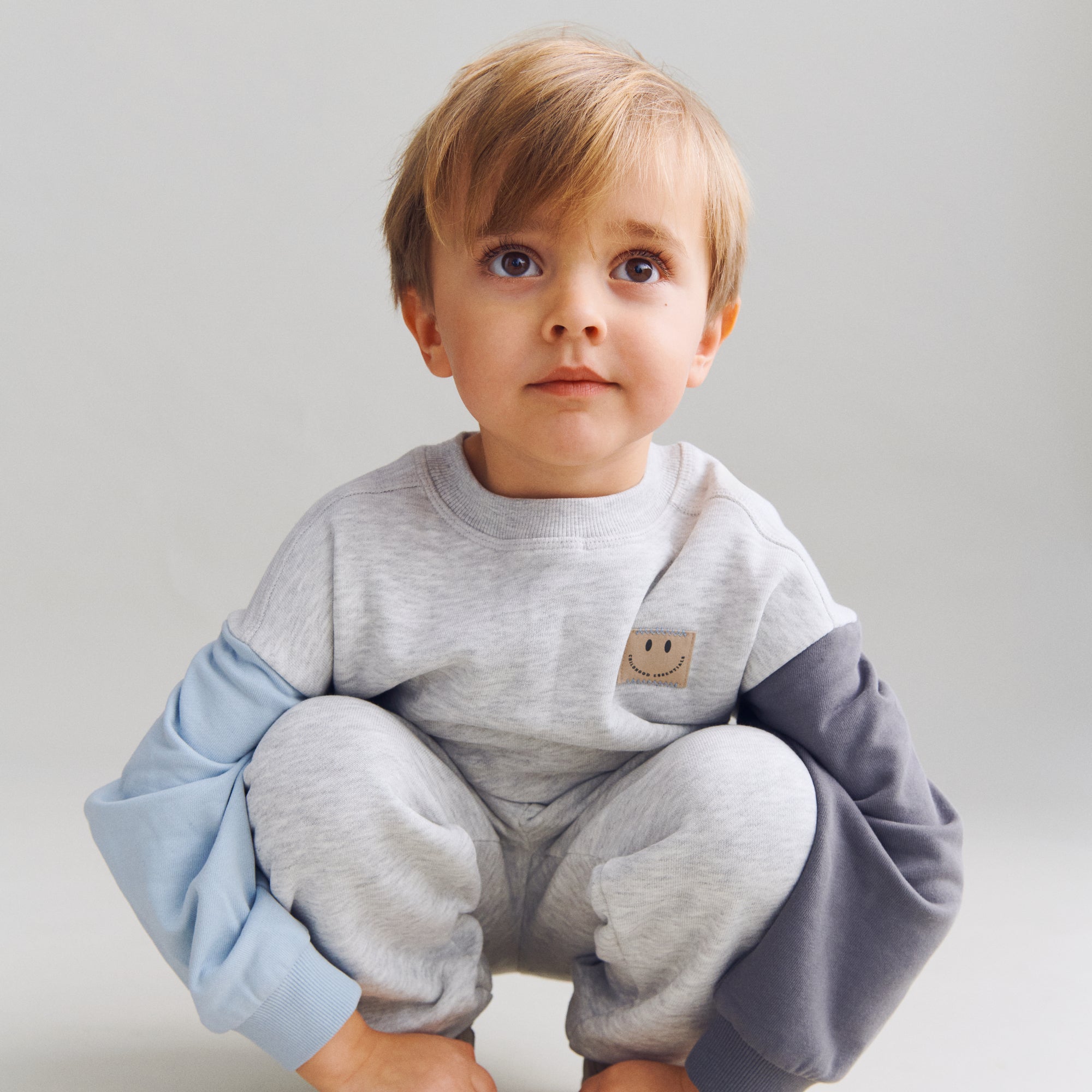 wheat-lennon-badge-sweatshirt-light-melange-grey image 2