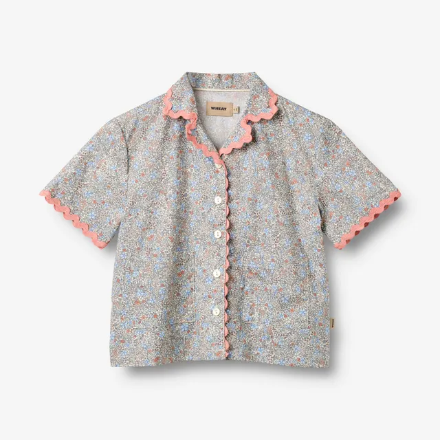 wheat-vilma-bluse-kurzarm-air-blue-flowers-spitze image 1