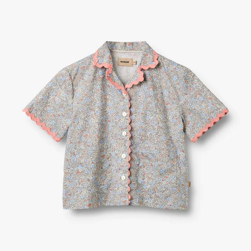 wheat-vilma-bluse-kurzarm-air-blue-flowers-spitze image 1