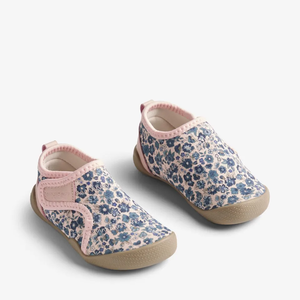 wheat-footwear-beach-shoe-shawn-badeschuhe-blue-blumen image 1