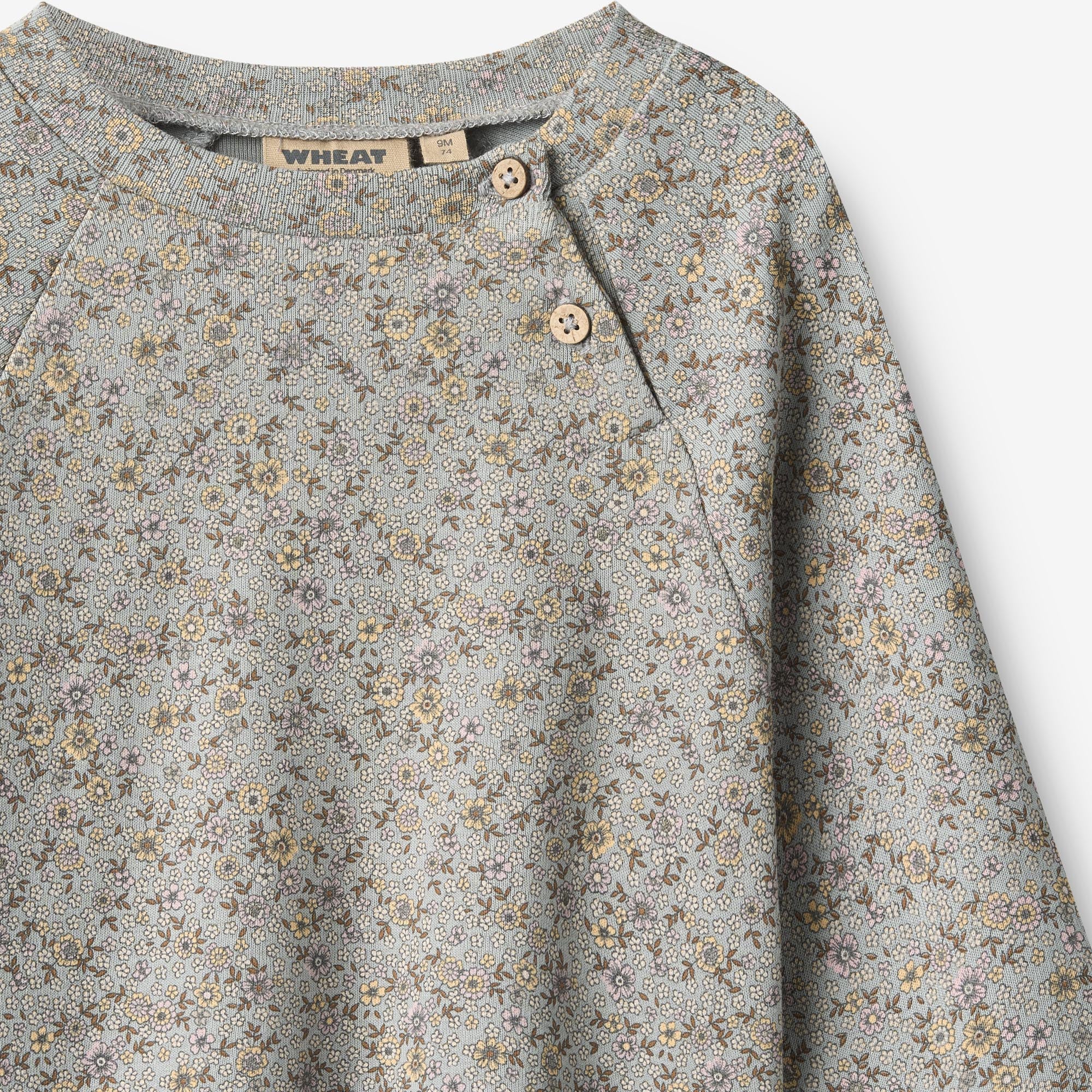 wheat-darrin-langarmshirt-slightly-blue-flowers-bio-baumwolle image 3