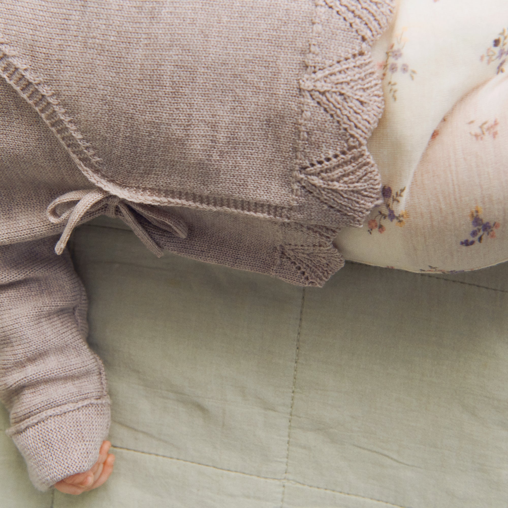 wheat-cleo-lace-wickelcardigan-baby-merinowolle-pale-lilac image 3