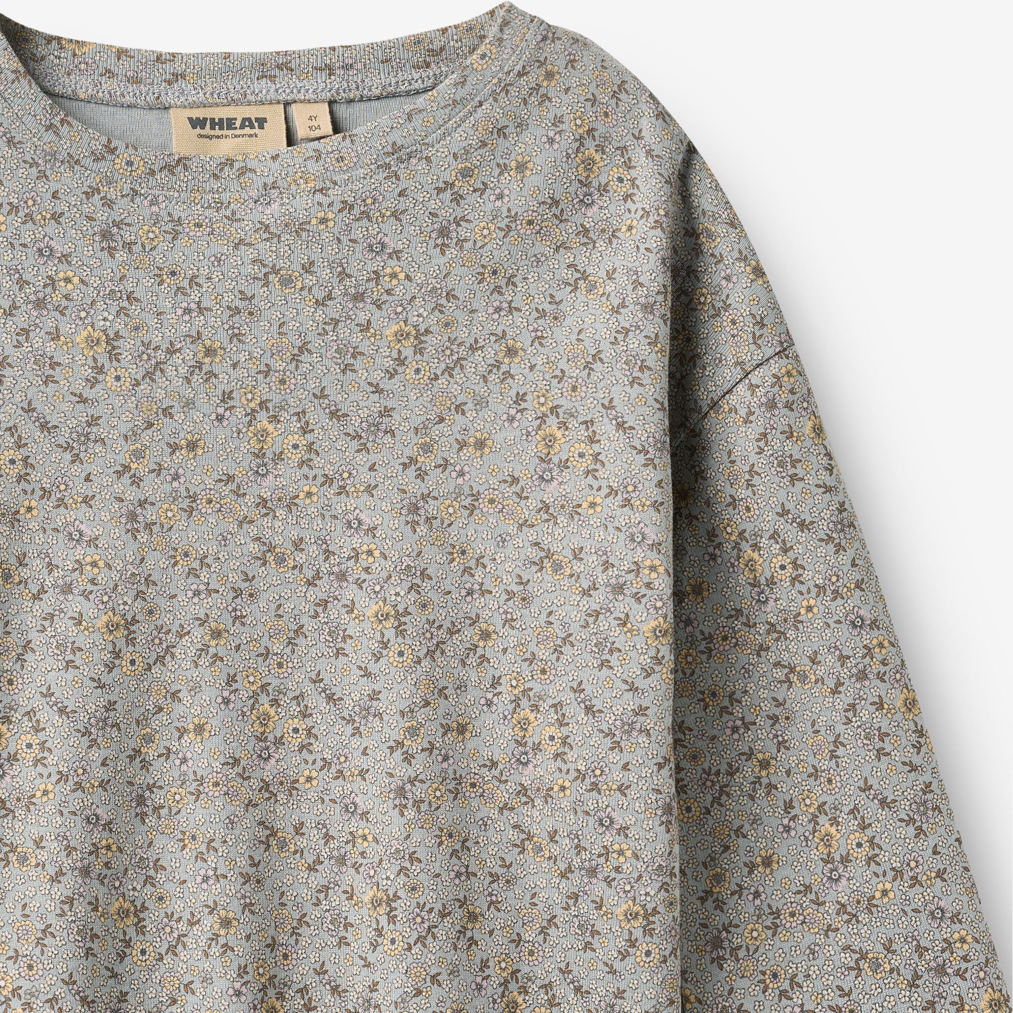 wheat-thilda-t-shirt-langarm-slightly-blue-flowers-gr-104 image 3