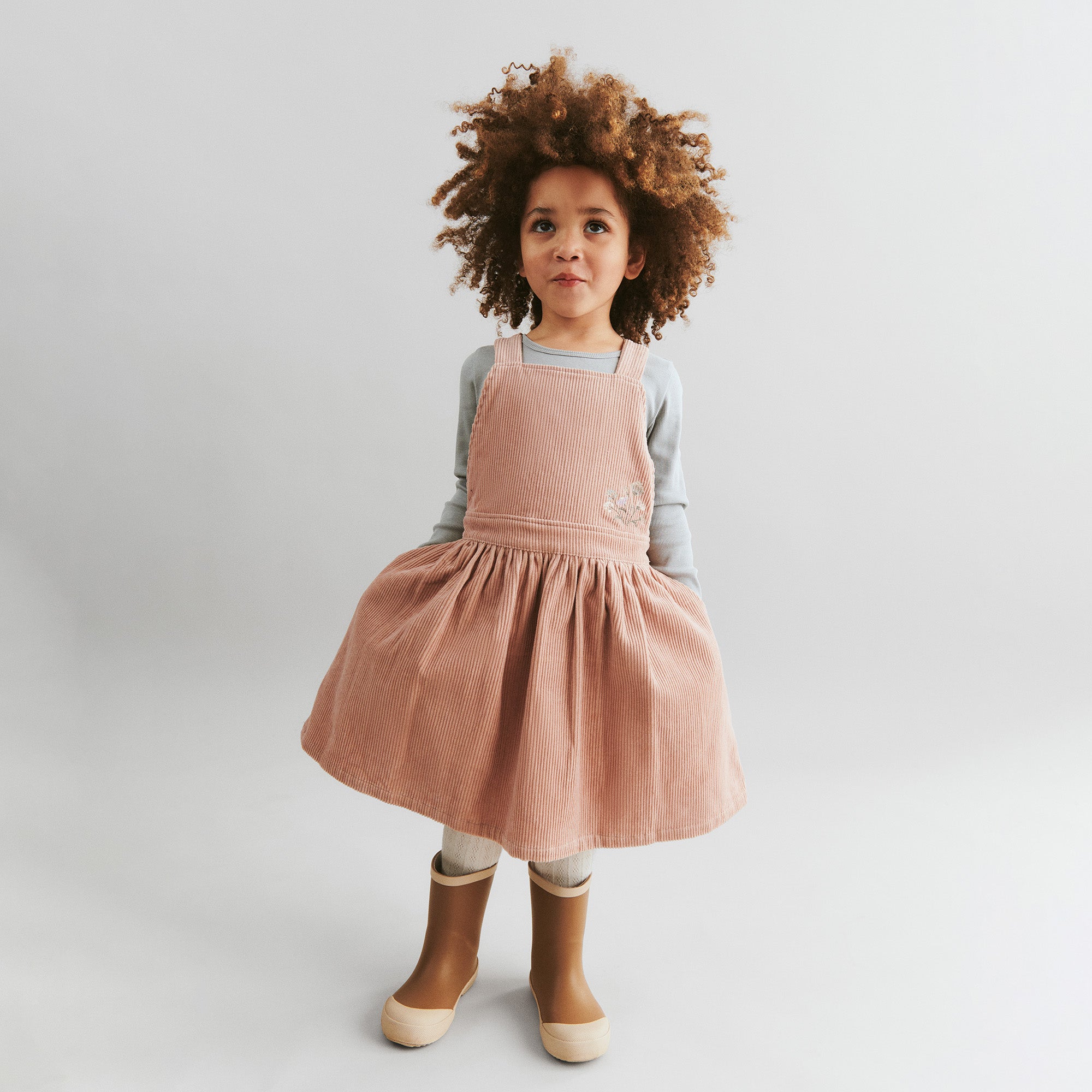 wheat-agnes-latzkleid-rose-powder-bio-baumwolle-cord image 2