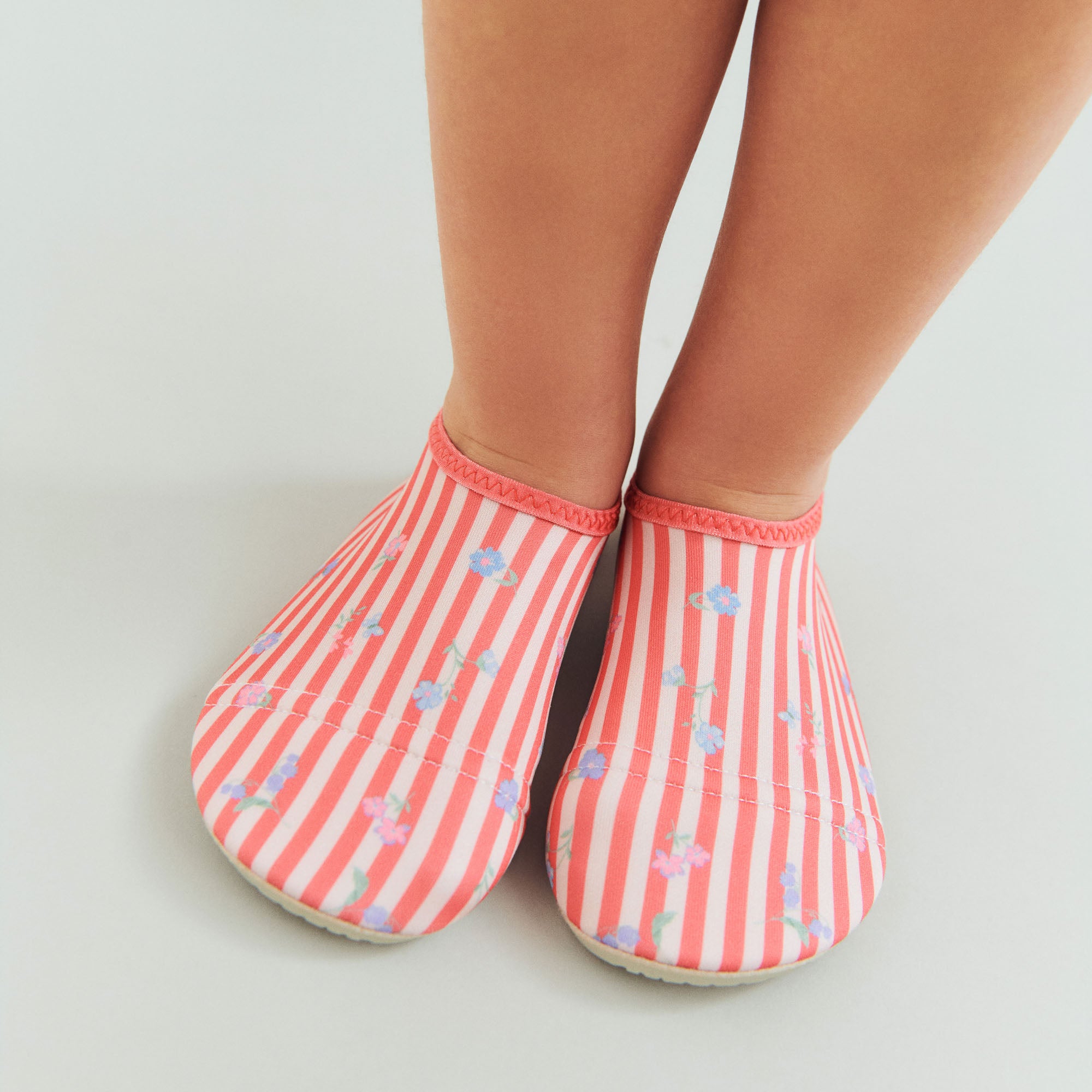 wheat-dolphin-schwimmschuh-red-stripe-flowers-barefoot image 4