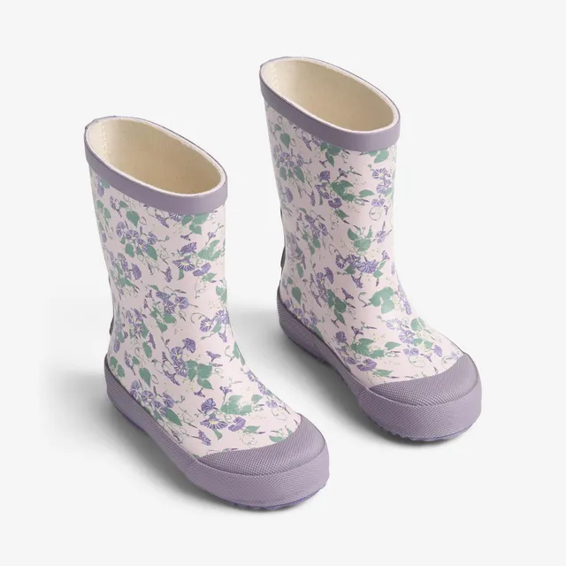 wheat-muddy-gummistiefel-lilac-petunias-blumen image 1