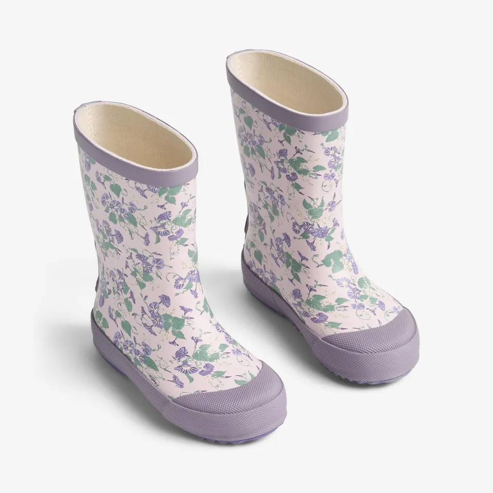 wheat-muddy-gummistiefel-lilac-petunias-blumen image 1