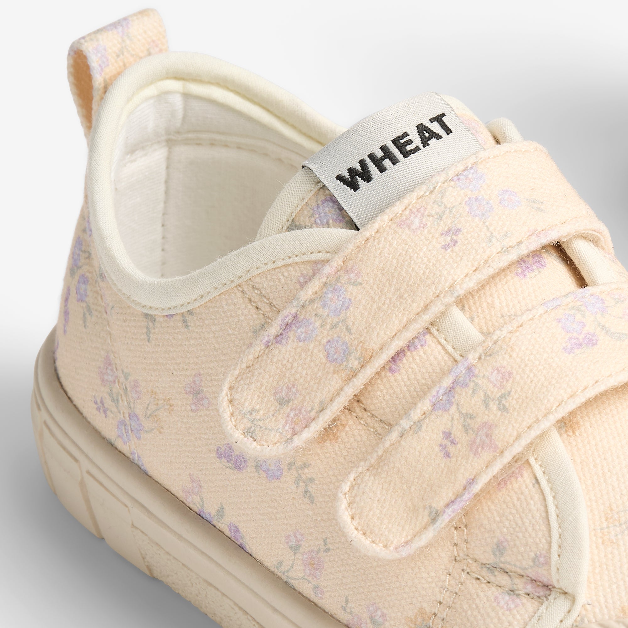 wheat-bobbie-sneaker-barely-apricot-flowers-bio-baumwolle image 4