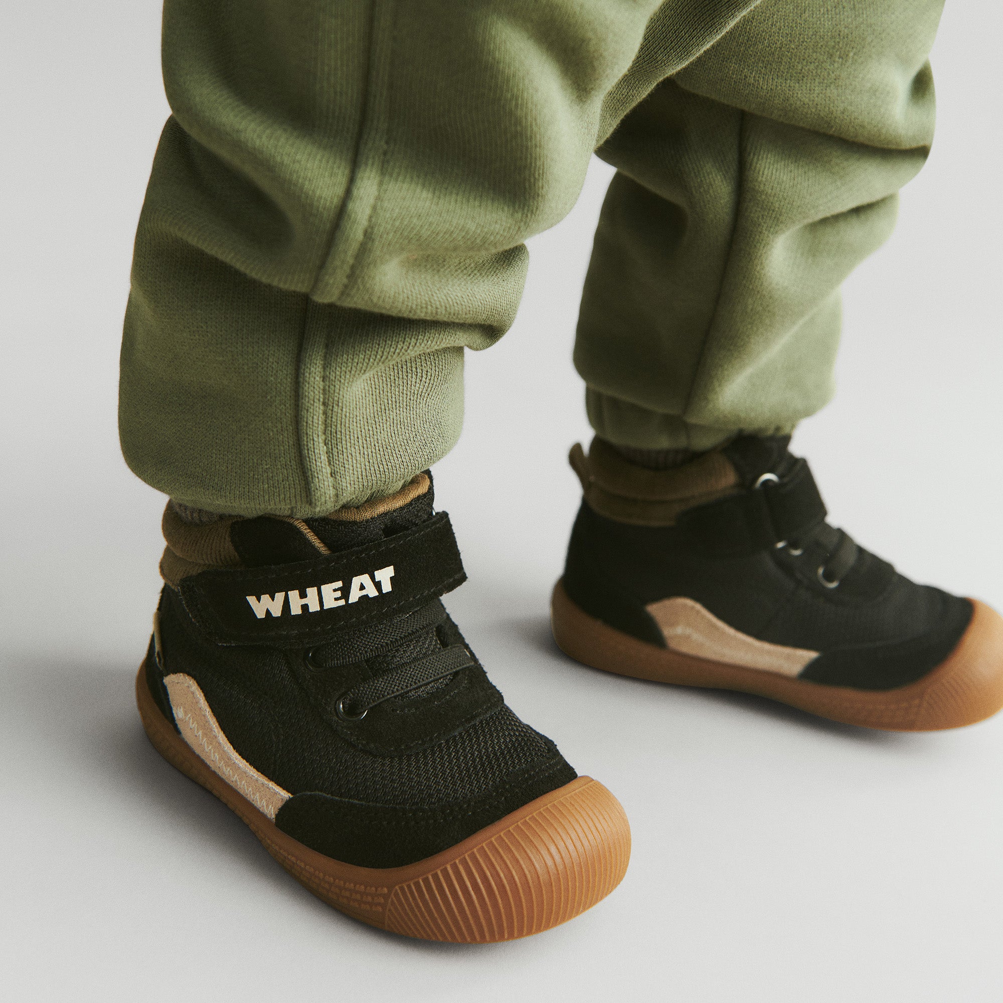 wheat-cruz-sweathose-dusty-green-bio-baumwolle-baby image 4