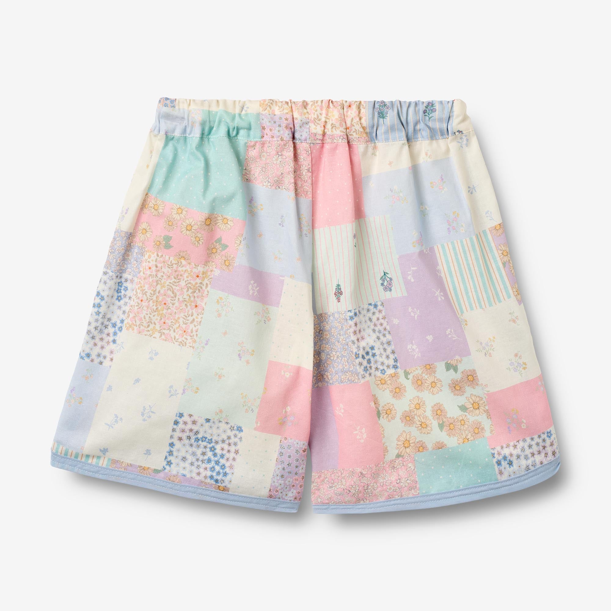 wheat-shorts-carrie-kindershorts-patchwork-flowers-bio-baumwolle image 3