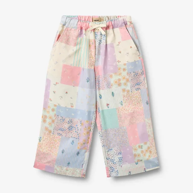 wheat-sasha-hose-patchwork-flowers-bio-baumwolle-webware image 1