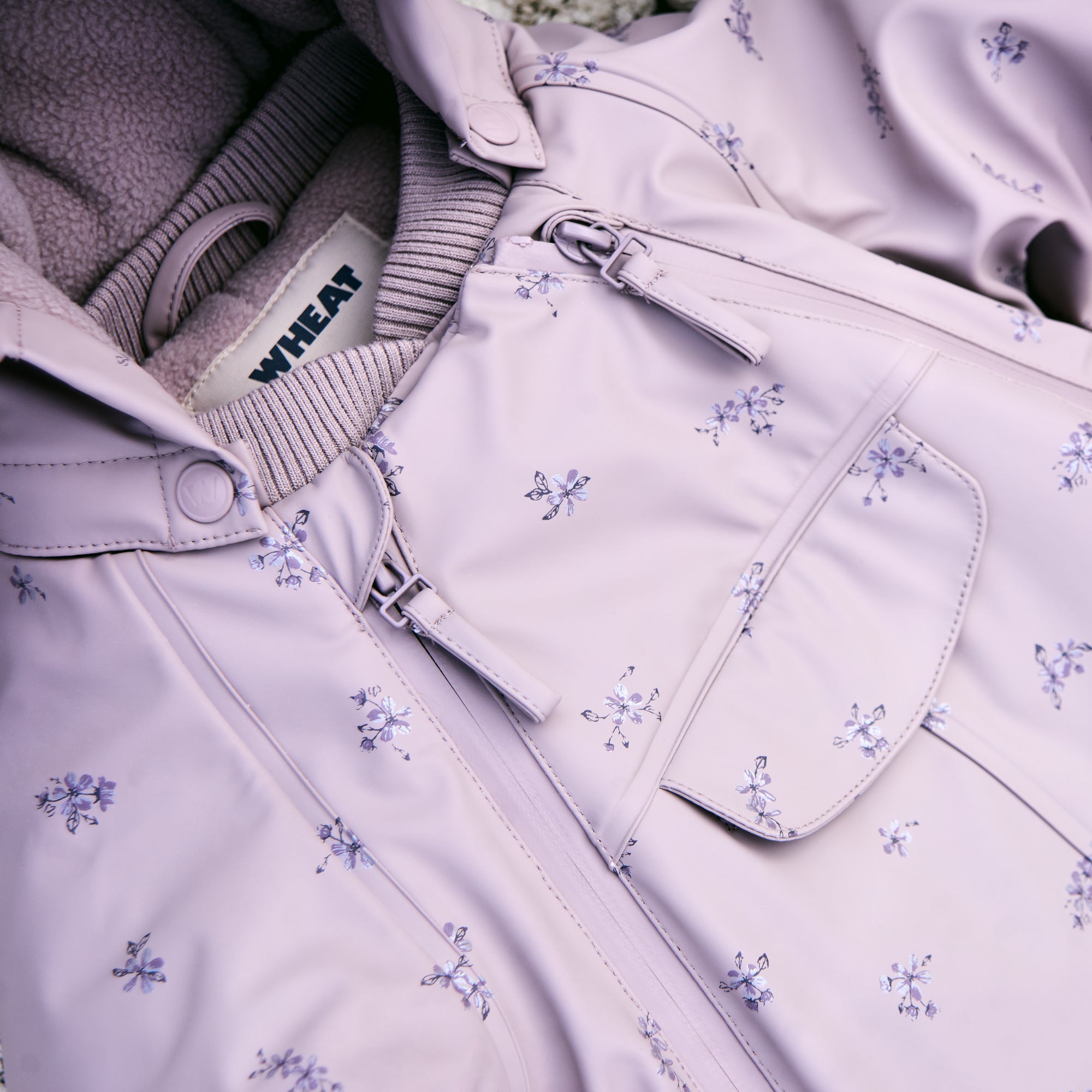 wheat-wintersuit-evig-schneeanzug-dry-rose-flowers image 2