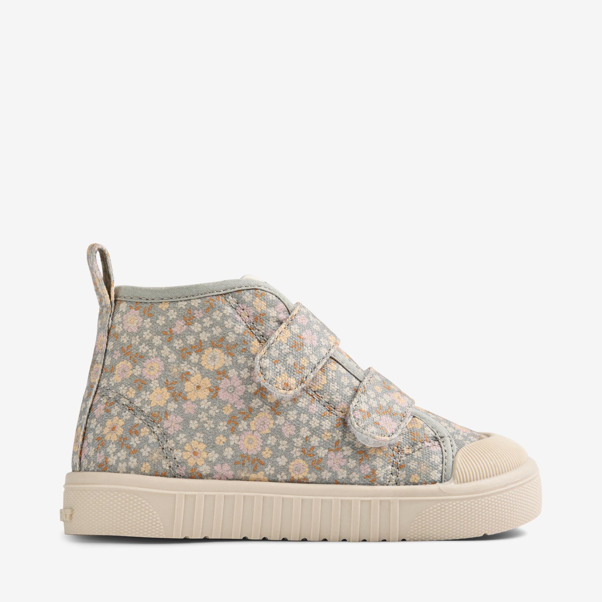 wheat-leo-sneaker-slightly-blue-flowers-canvas image 3