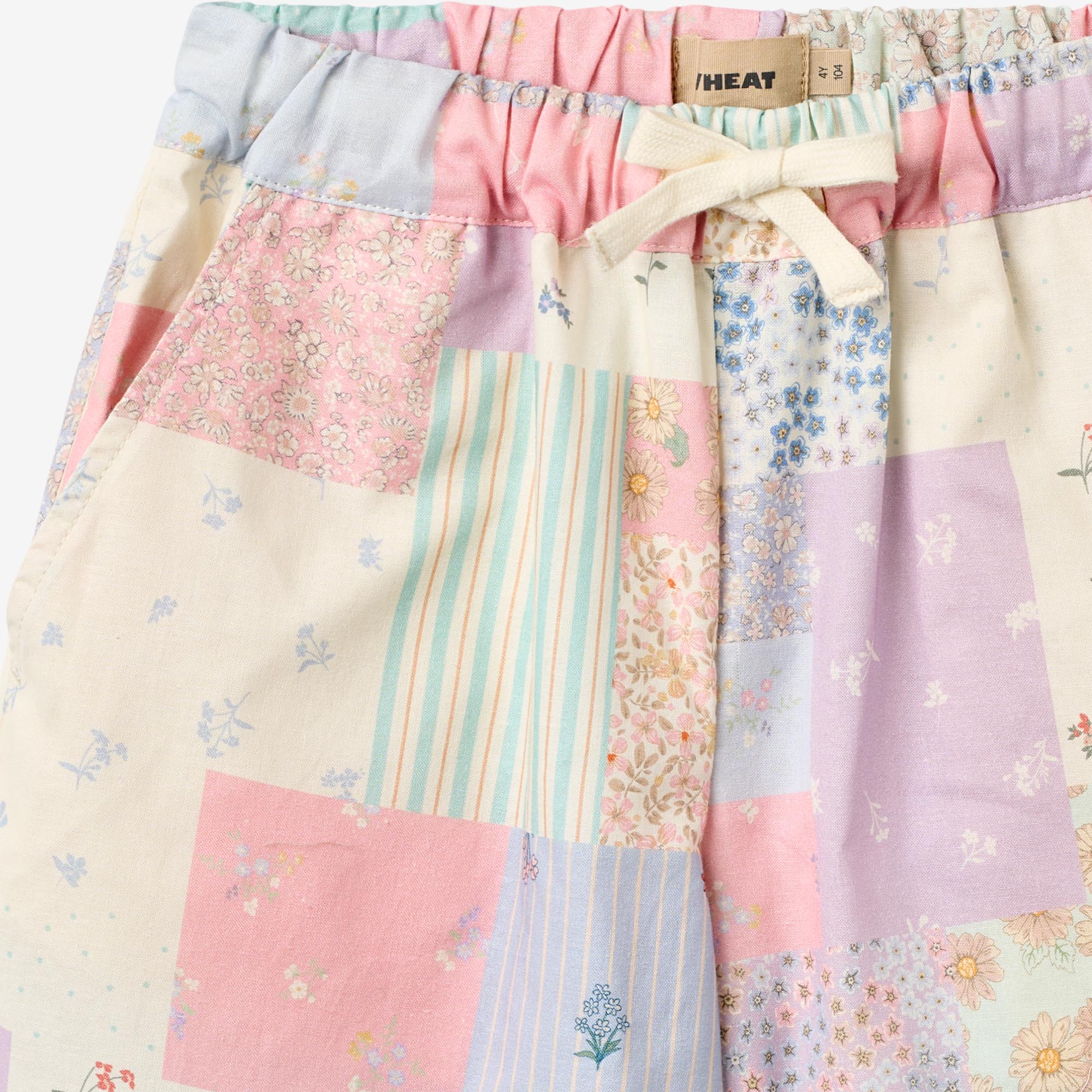 wheat-sasha-hose-patchwork-flowers-bio-baumwolle-webware image 3