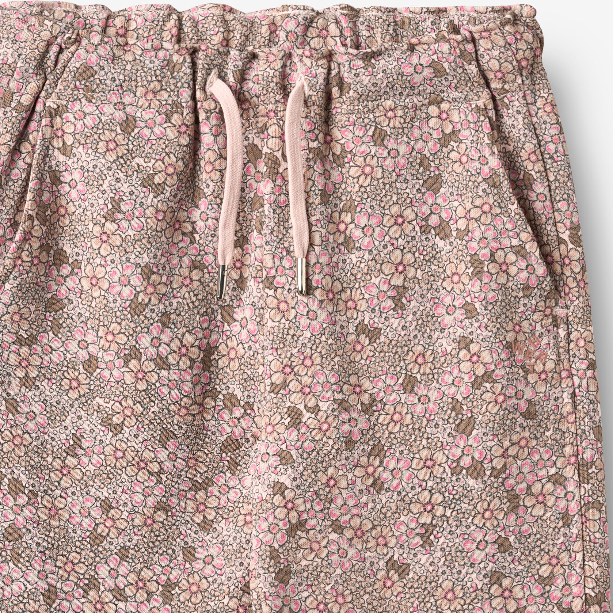 wheat-cosmo-sweatpants-jogginghose-rose-brown-flowers-bio-baumwolle image 3