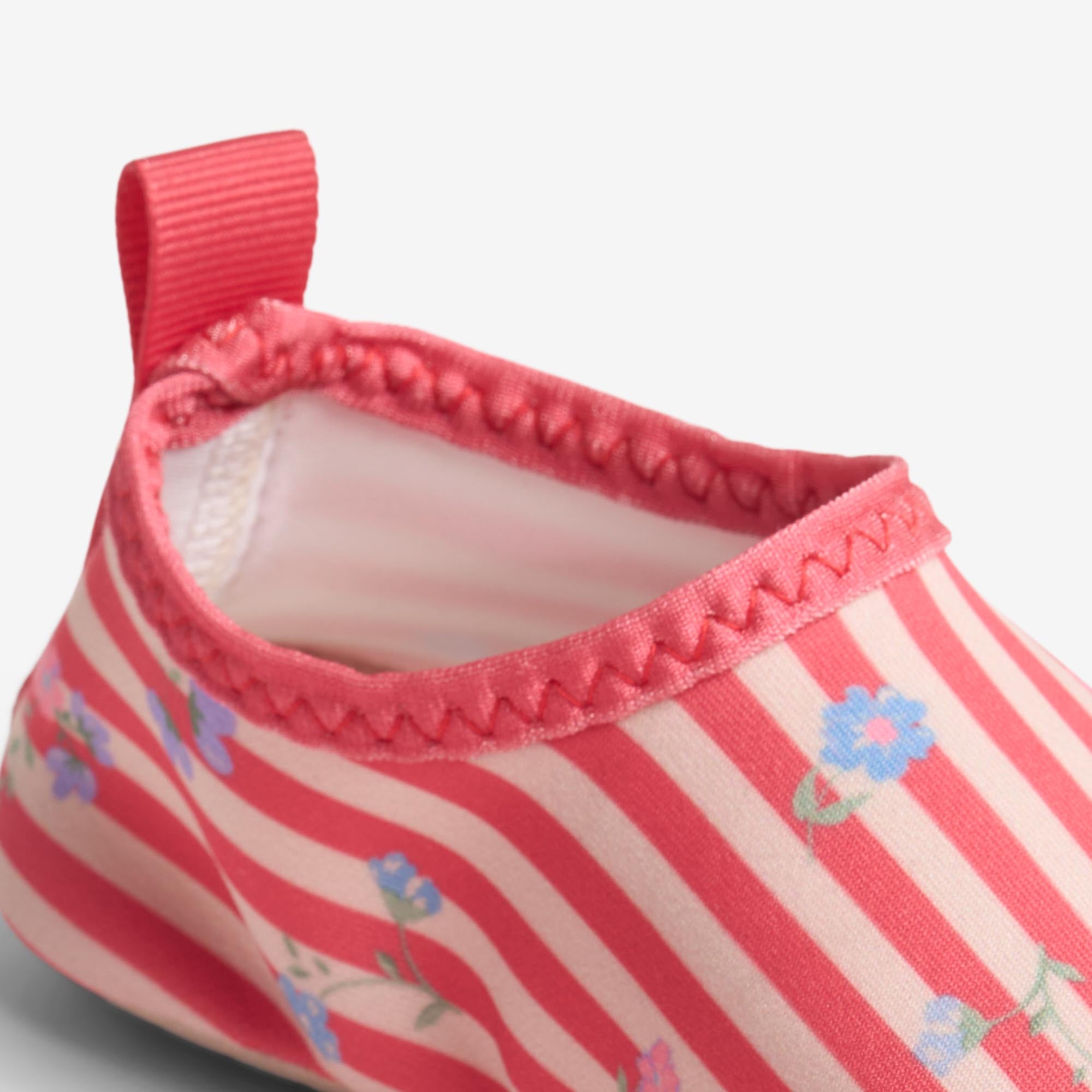 wheat-dolphin-schwimmschuh-red-stripe-flowers-barefoot image 7