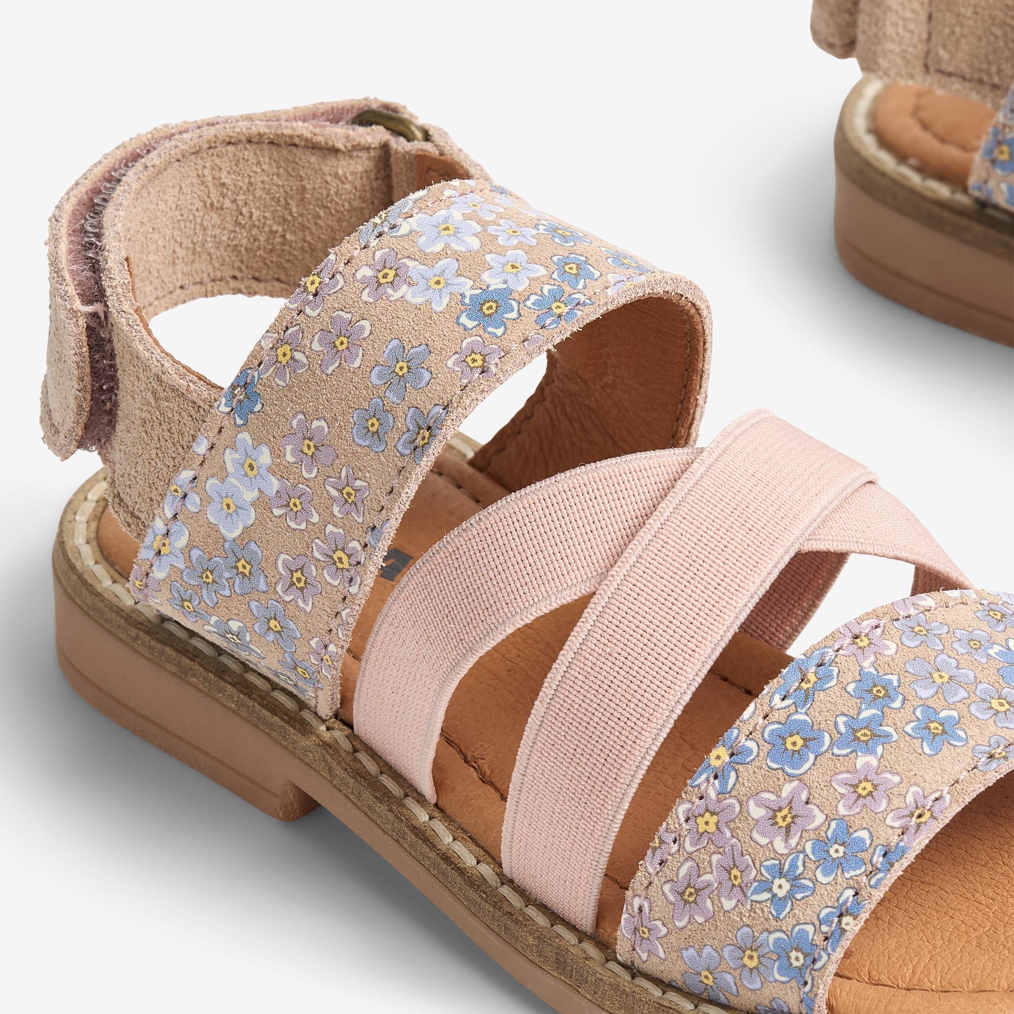 wheat-yuri-sandale-powder-blue-flowers-leder image 4