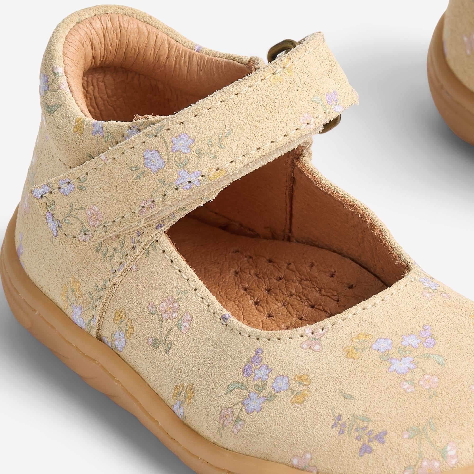 wheat-silya-ballerina-barely-apricot-flowers-leder image 4