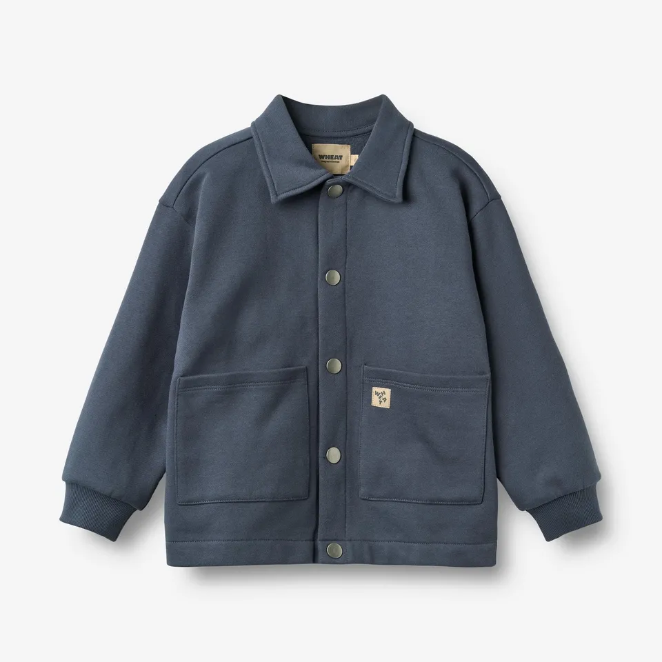 wheat-carmine-sweatjacke-greyblue-bio-baumwolle-druckknopf image 1