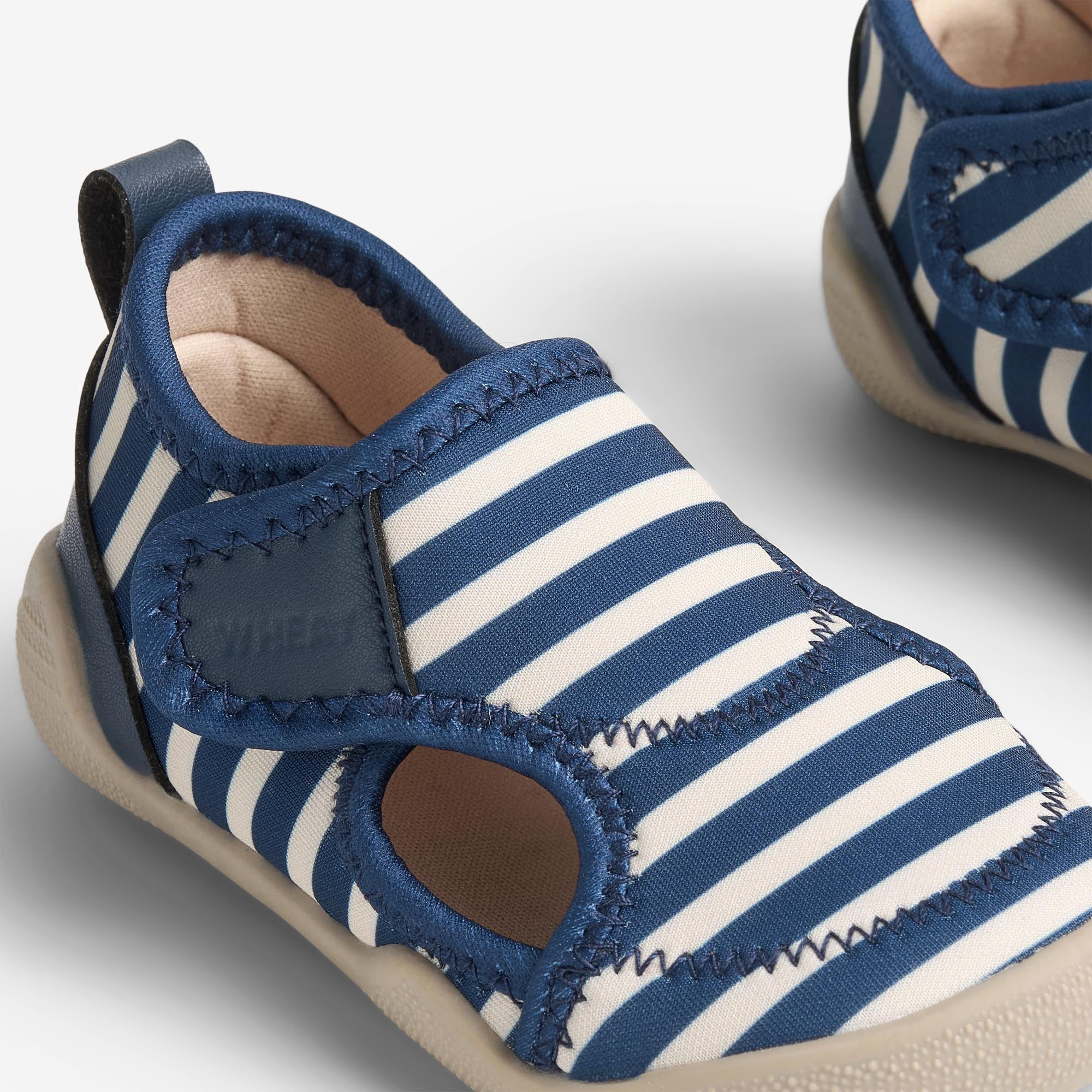 wheat-swirl-badeschuhe-indigo-stripe-neopren-klett image 4