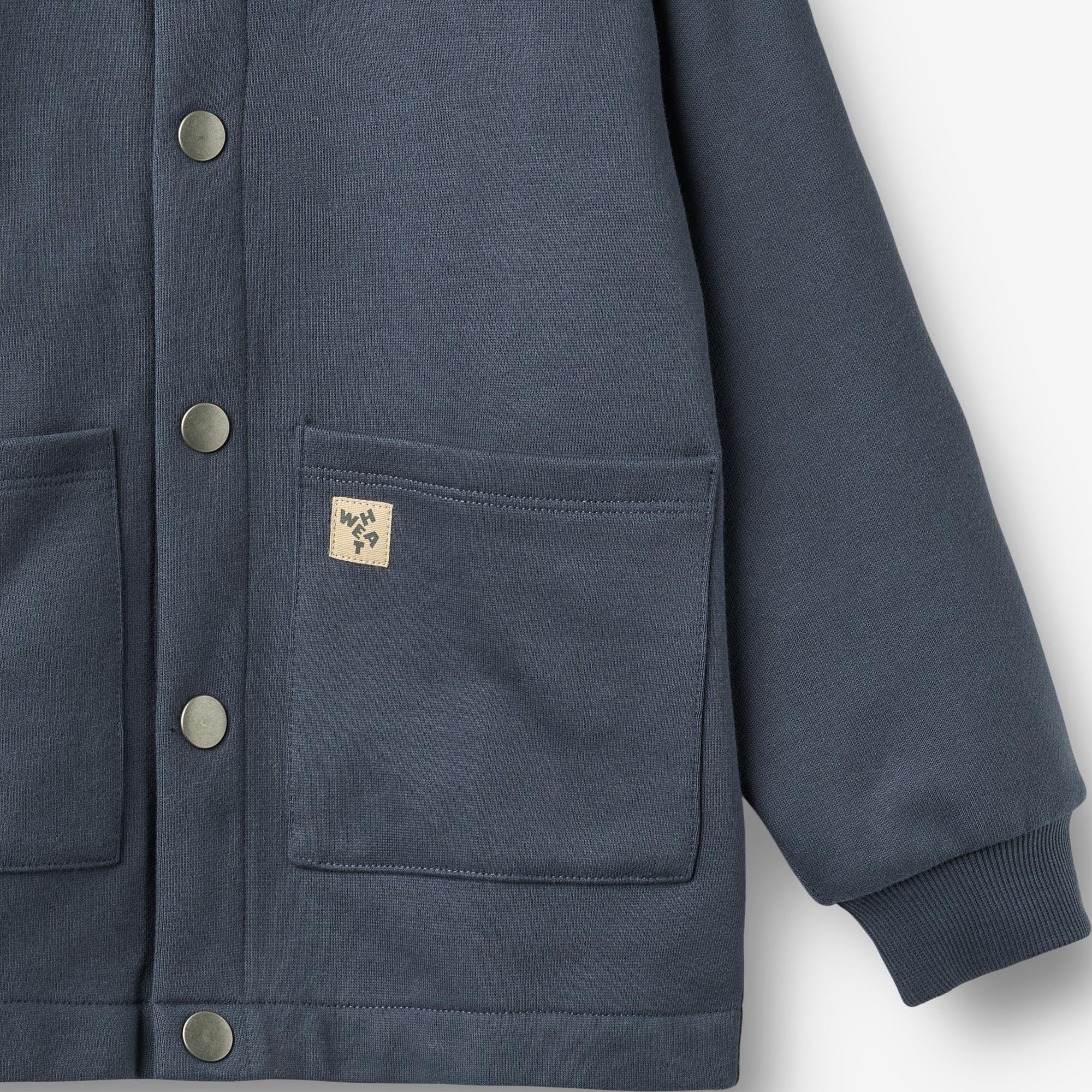 wheat-carmine-sweatjacke-greyblue-bio-baumwolle-druckknopf image 3