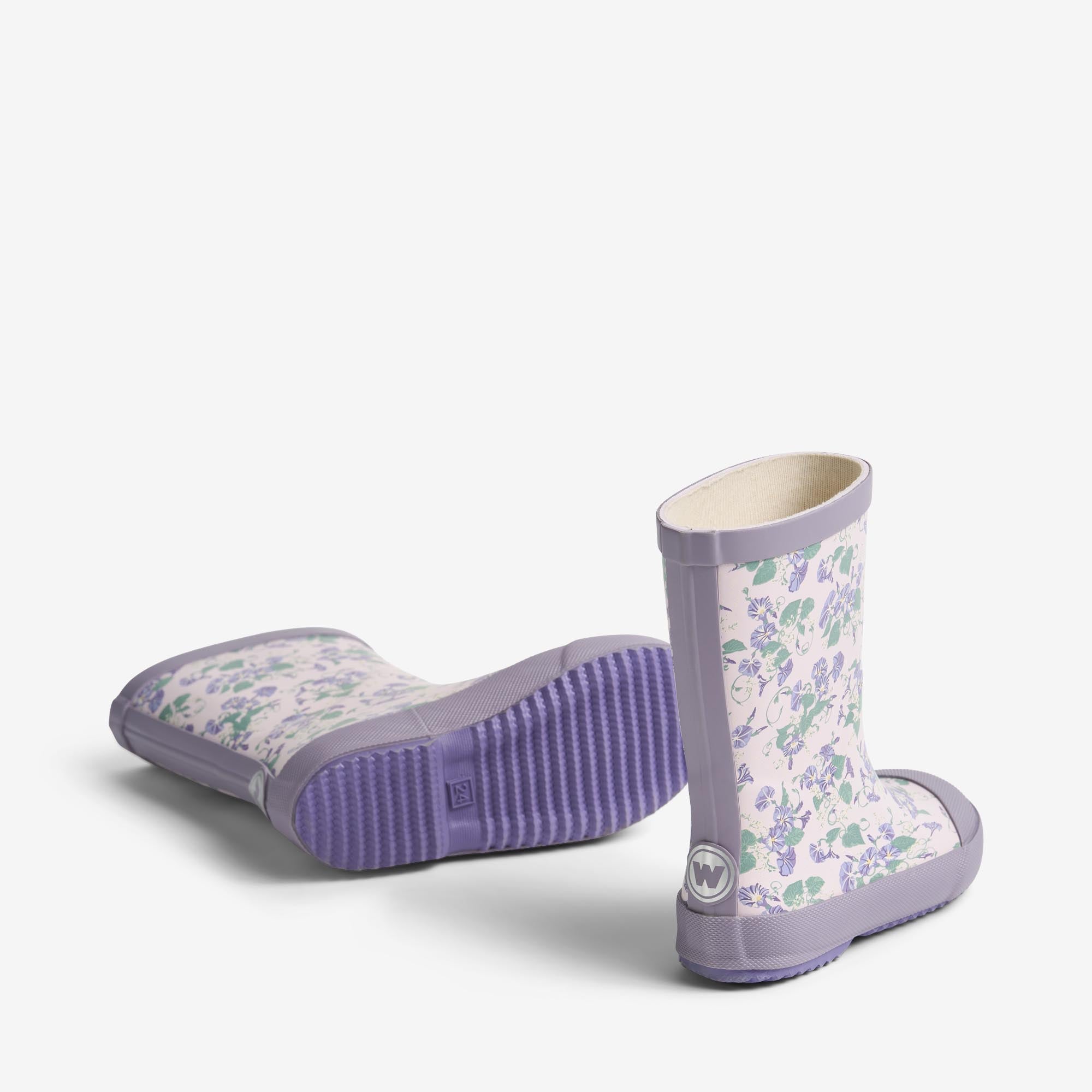 wheat-muddy-gummistiefel-lilac-petunias-blumen image 2