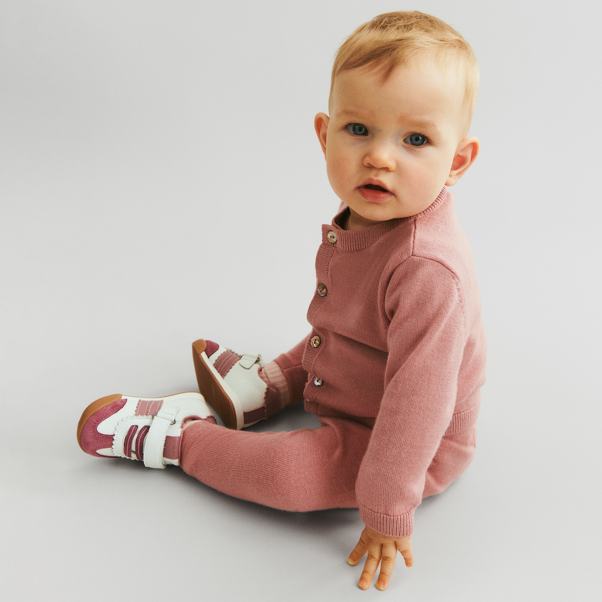 wheat-nico-strickjacke-rose-merinowolle-baby-unisex image 2