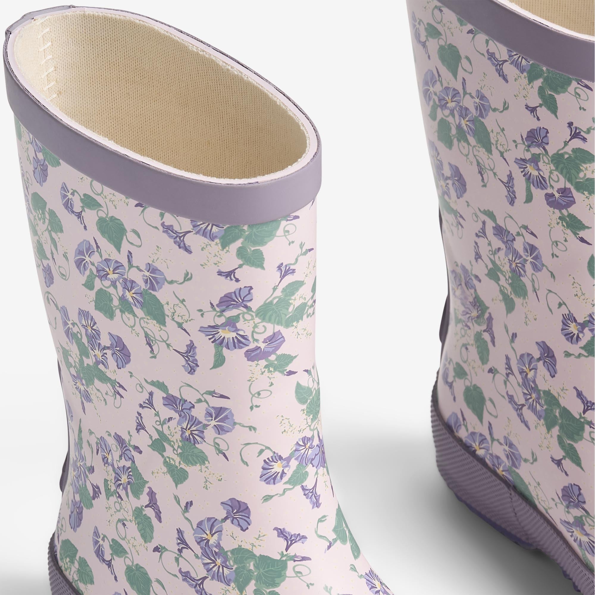 wheat-muddy-gummistiefel-lilac-petunias-blumen image 4