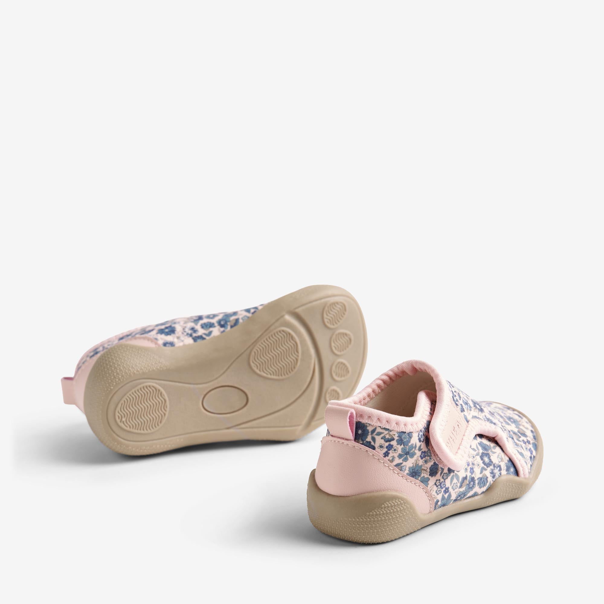 wheat-footwear-beach-shoe-shawn-badeschuhe-blue-blumen image 2