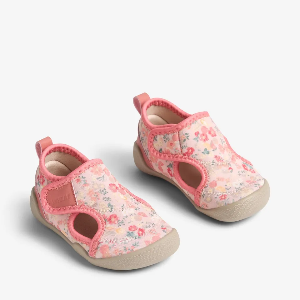 wheat-swirl-badeschuhe-powder-blumen-neopren image 1