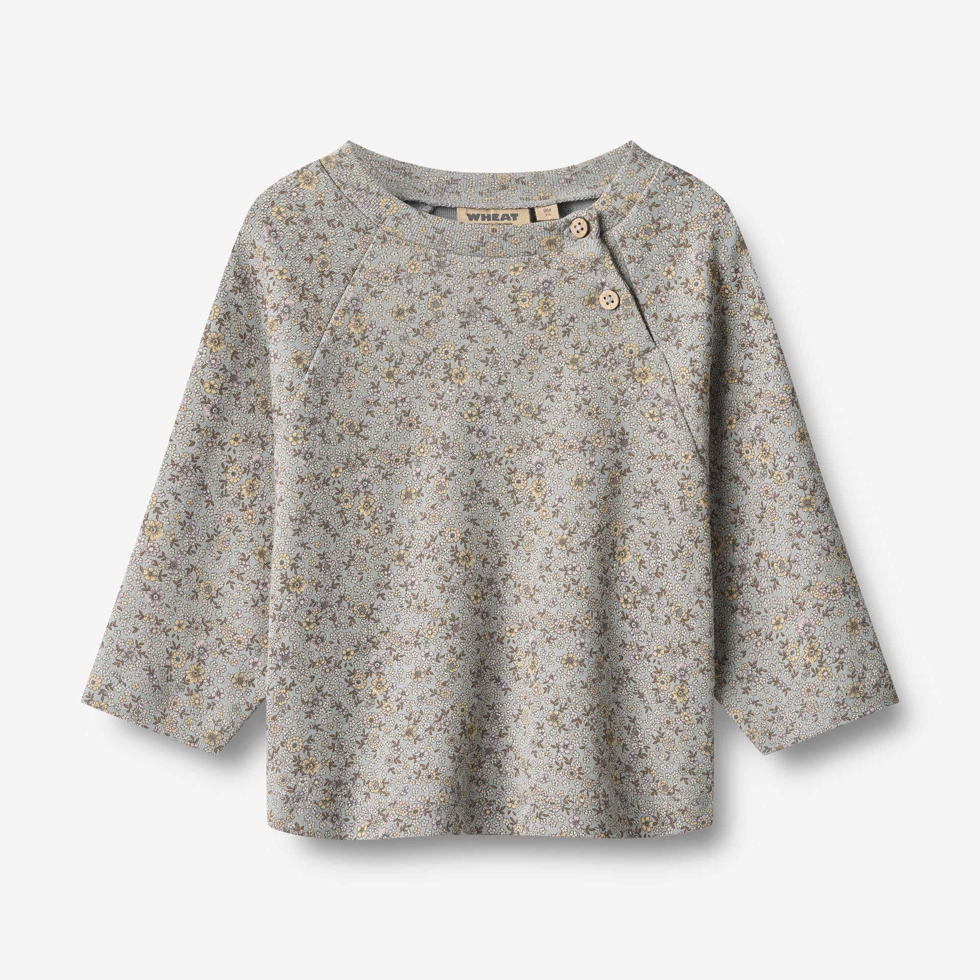 wheat-darrin-langarmshirt-slightly-blue-flowers-bio-baumwolle image 1