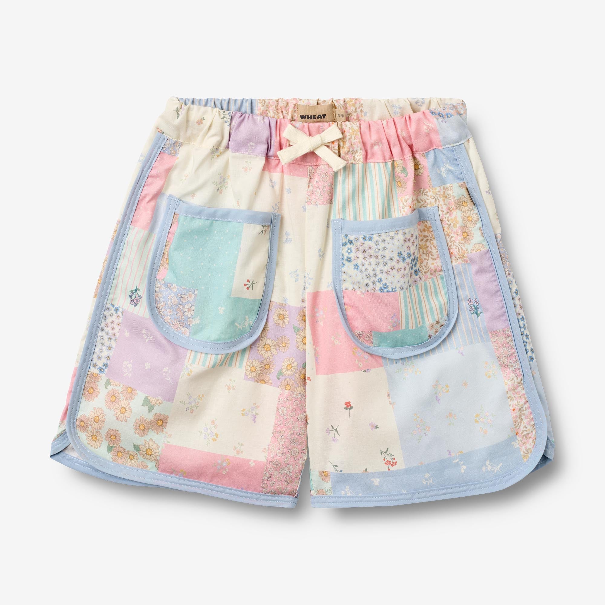 wheat-shorts-carrie-kindershorts-patchwork-flowers-bio-baumwolle image 1