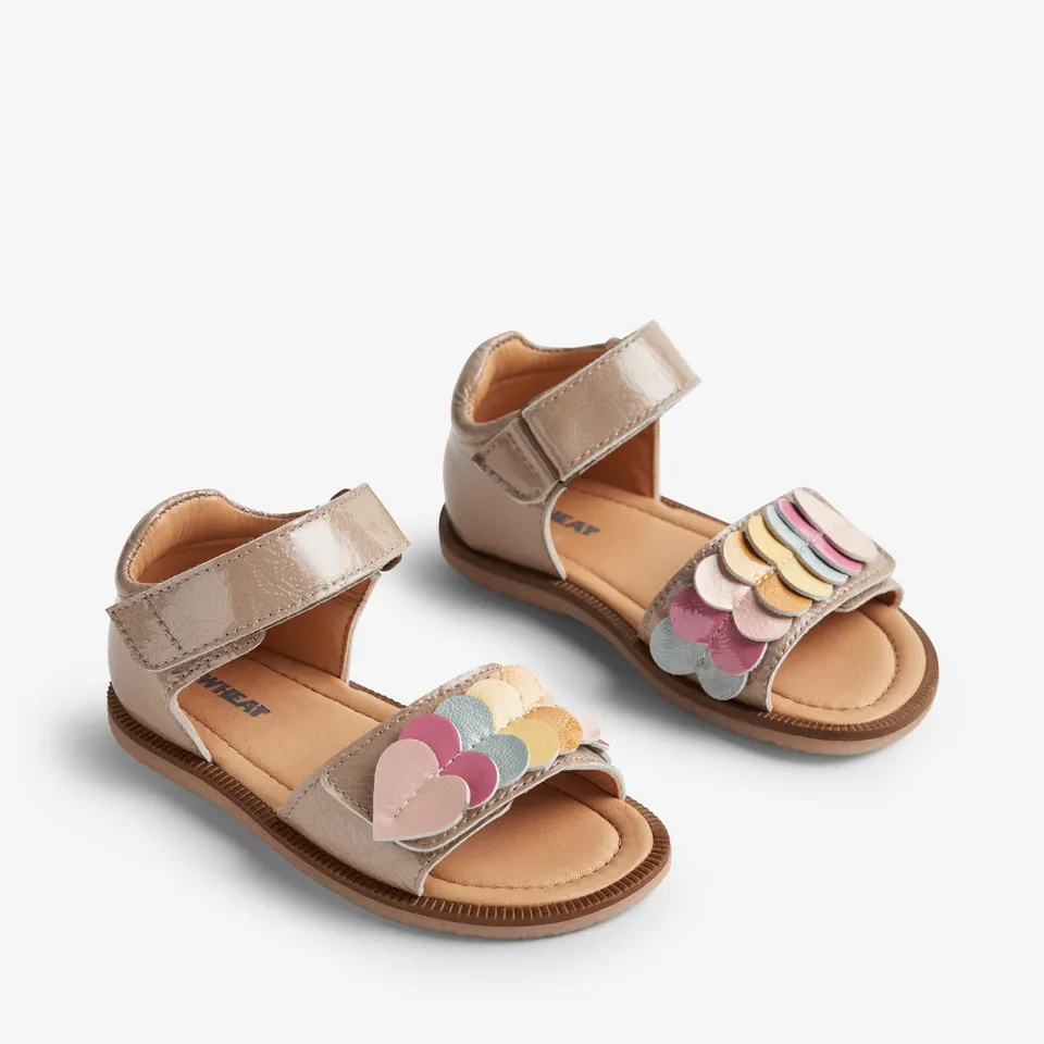 wheat-uma-sandale-beige-lackleder-herz-klett image 1